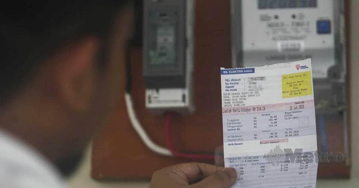 Guy looking at bil utiliti rumah sewa
