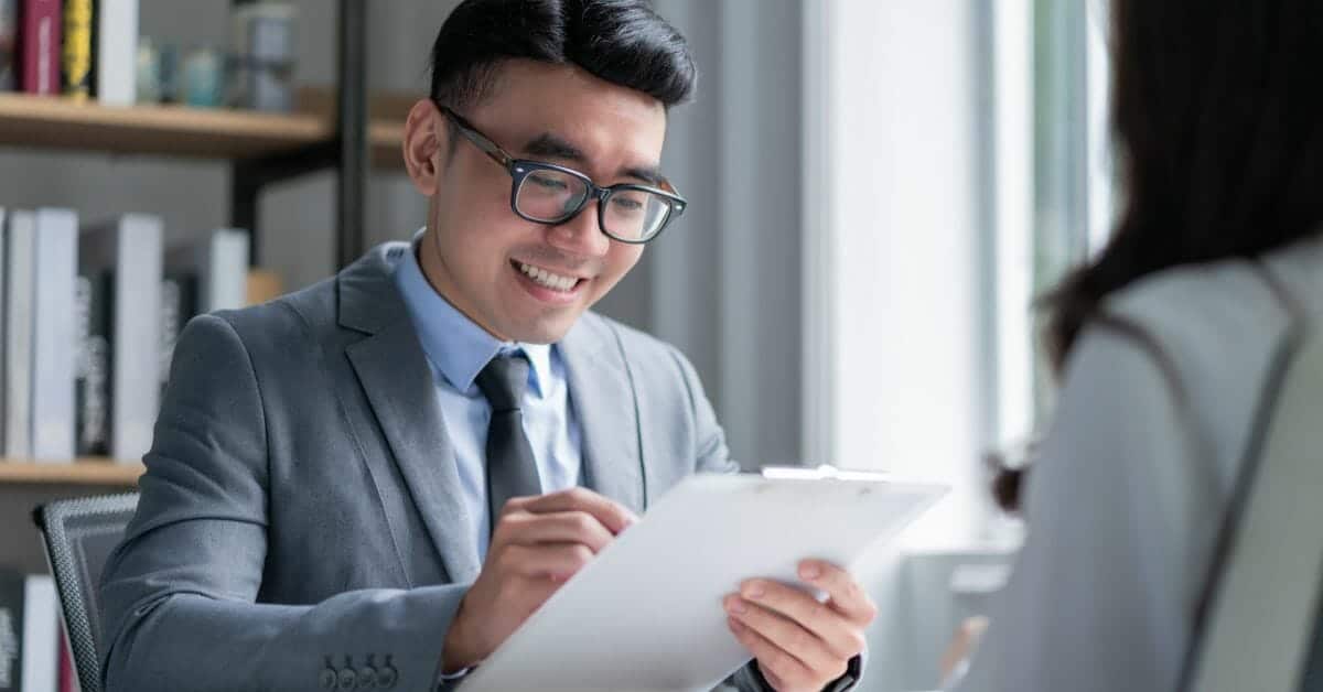 5 Cara Cari Penyewa Rumah Yang Efektif - Elak Penyewa Bermasalah 2 Cara cari penyewa rumah sewa - lelaki menilai wanita